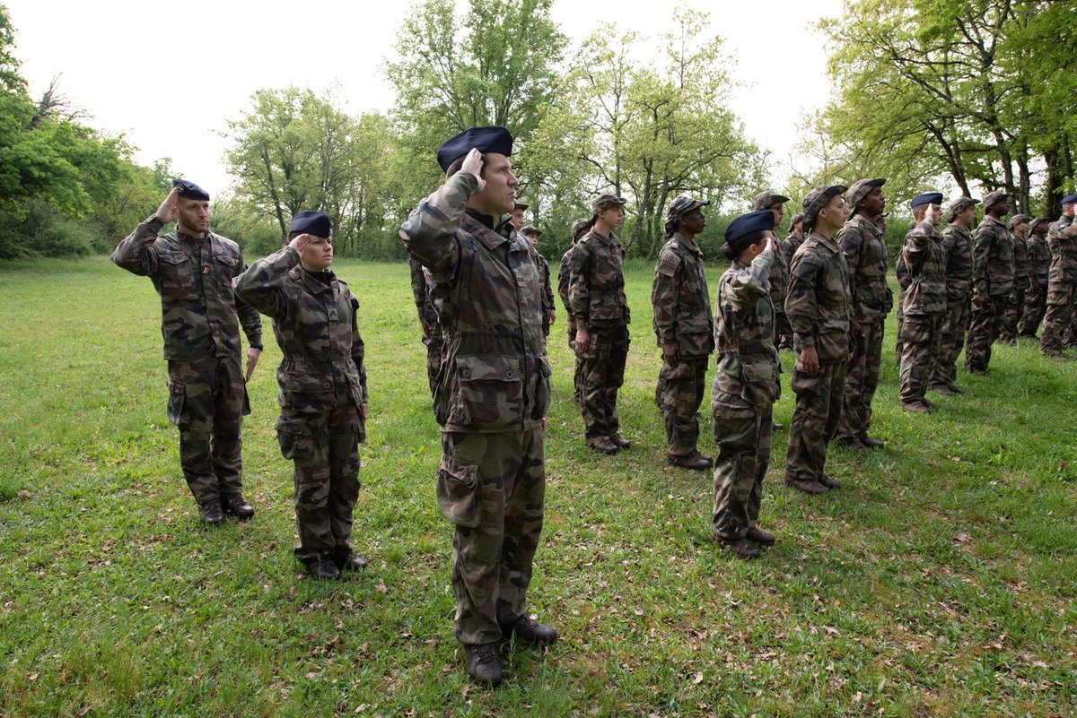 Gouv_mili_Lyon's tweet photo. #SMV d’Ambérieu : retour sur la #cérémonie de remise de calots à laquelle le GML Gilles DARRICAU a assisté en qualité d’officier général de défense et de sécurité Sud-Est.  @sarahelhairy
@SGArmees
@Armee_de_lair
@dmd01
@auvergnerhalpes https://t.co/O6dQFKnUPo