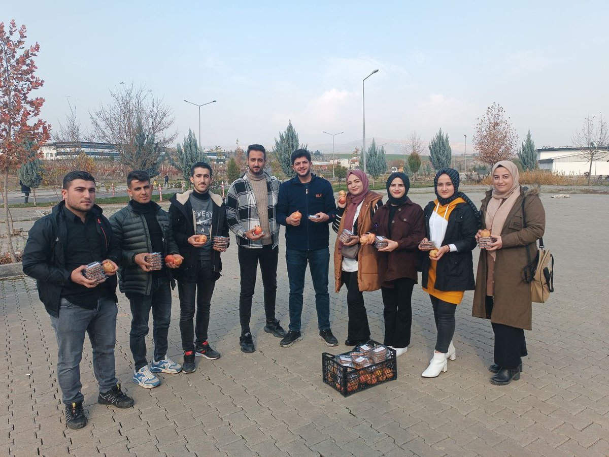 ÜniAk birimimizle beraber, Yerli Malı Haftası kapsamında Siirt Üniversitesi ve EsmeHan Hatun Yurdu’nda bulunan öğrenci arkadaşlarımıza yerel ürünlerimizden olan Zivzik Narı ve Siirt Fıstığı ikramında bulunduk.