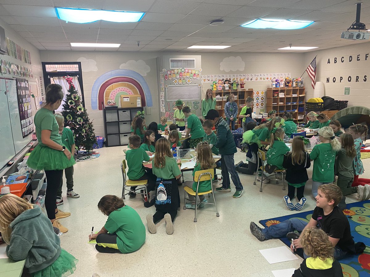 teach_tucker's tweet photo. The non winning houses at @theILEsteam are making Christmas cards for our local nursing homes #Sumnerachieves https://t.co/ekQ8veXpme