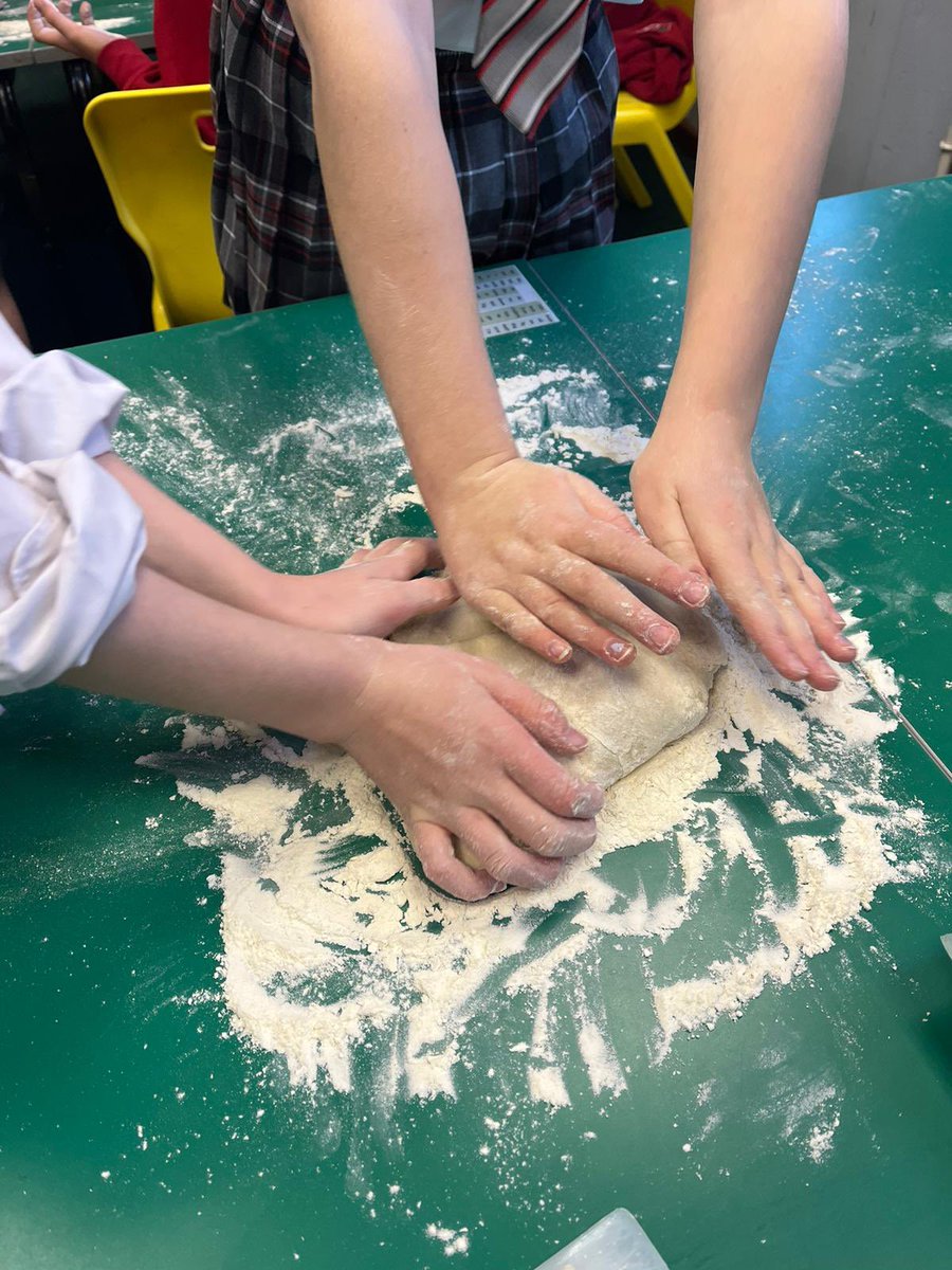BarnfieldsPS's tweet photo. Year 4 have completed sensory evaluations, researched recipes, learnt about the origins of dishes and finally made some quite excellent pizzas! The children have worked really hard to develop their own recipes with some of their favourite toppings! #barnfields #designtechnology https://t.co/YZHmOxO4ns
