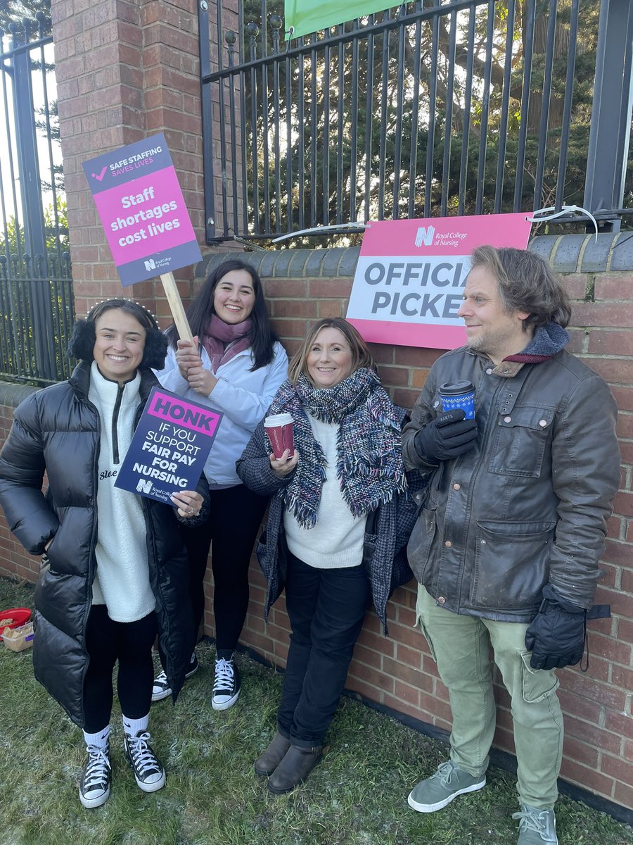 ElaynaTye's tweet photo. On the picket line for @theRCN strikes today. So lovely to see all the support from members of the public driving past. Enough is enough #FairPayForNurses #StaffShortagesCostsLives https://t.co/XXGkViutot