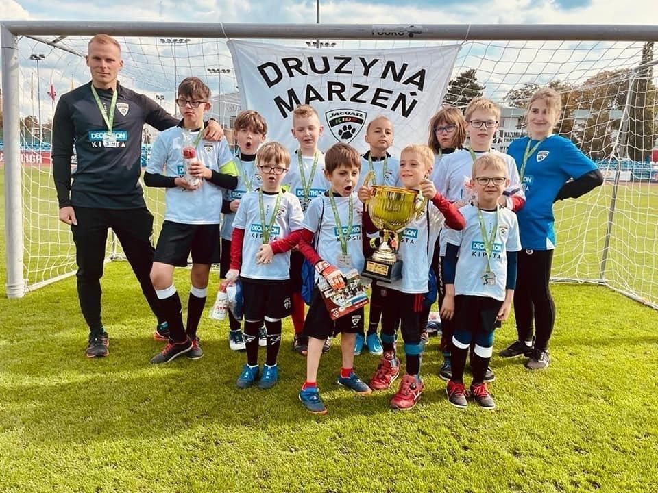 TrainMeNow_'s tweet photo. W kategorii "Drużyna Roku" w plebiscycie Dziennika Bałtyckiego @dz_baltycki nominację otrzymała Drużyna Marzeń Jaguar Kids, czyli piłkarska drużyna dzieci z niepełnosprawnościami. Głosujcie ➡ Drużyna Roku https://t.co/vcyZXnNSpF

#drużyna #piłkanożna #gdańsk #ilovegdn https://t.co/TCSvkz6nW1