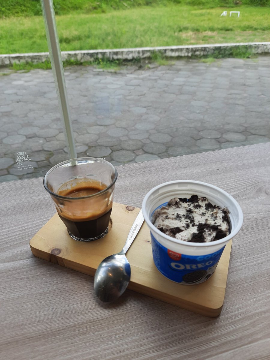 kinderj_oy's tweet photo. aku ga minum kopi dan tiap ke kopisop baru yang dipesen pasti MATCHA LATTE🍵, tapi one time nyobain kopinya cuena coffee shop nih seru soalnya mereka nyedia affogato pake wadah es krimnya☕🍦100000/10 https://t.co/ZxBUiDVbtQ