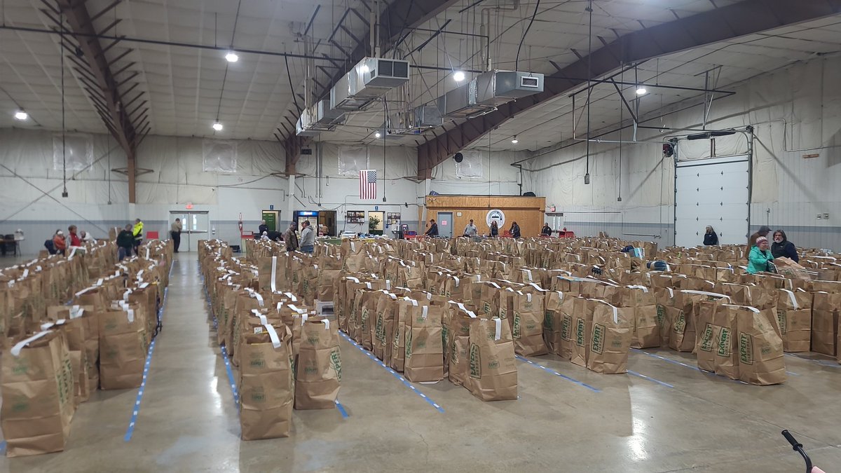 WHSVCaleb's tweet image. Im at the distribution for Toy Convoy. Everyone of these bags represents a kid and a family in need. We will have more on @WHSVnews at 5 and 6!