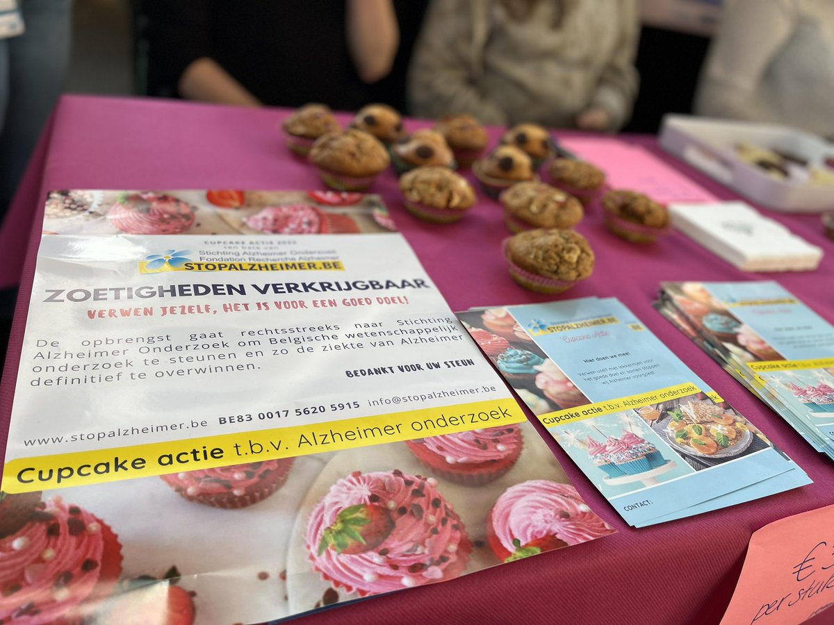 leuvenbrainins1's tweet photo. Wat een warm &amp; zoet initiatief om Alzheimer onderzoek te steunen 🔥 

Bedankt aan onze jonge onderzoekers die vandaag op de kerstmarkt in de inkomhal van @UZLeuven heerlijke  cupcakes en andere zoete lekkernijen verkochten tvv #StichtingAlzheimerOnderzoek 🧁

#alzheimeronderzoek https://t.co/dHk3AwvH4c