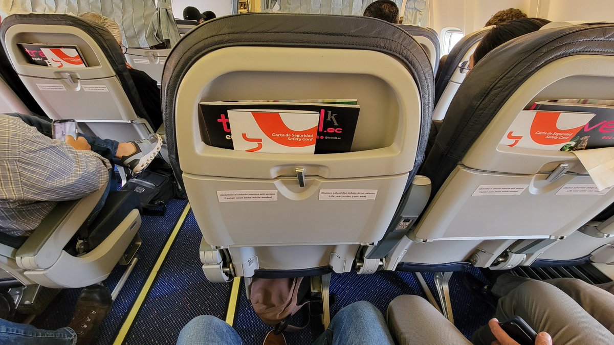 n_larenas's tweet photo. Hoy viajando con @equairECU hacia #Guayaquil para conocer su tercer avión bautizado como "Papagayo", es un Boeing 737-700: https://t.co/pA5SS7QNRT https://t.co/1TnV4ZVRge