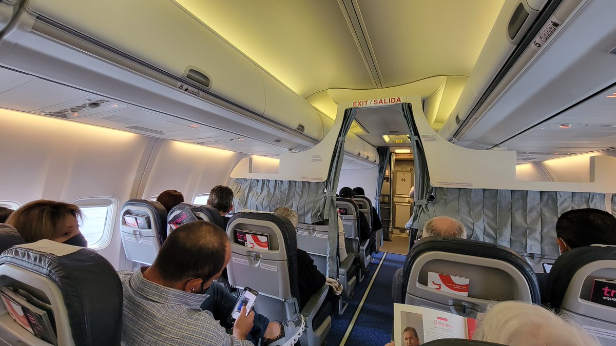n_larenas's tweet photo. Hoy viajando con @equairECU hacia #Guayaquil para conocer su tercer avión bautizado como "Papagayo", es un Boeing 737-700: https://t.co/pA5SS7QNRT https://t.co/1TnV4ZVRge