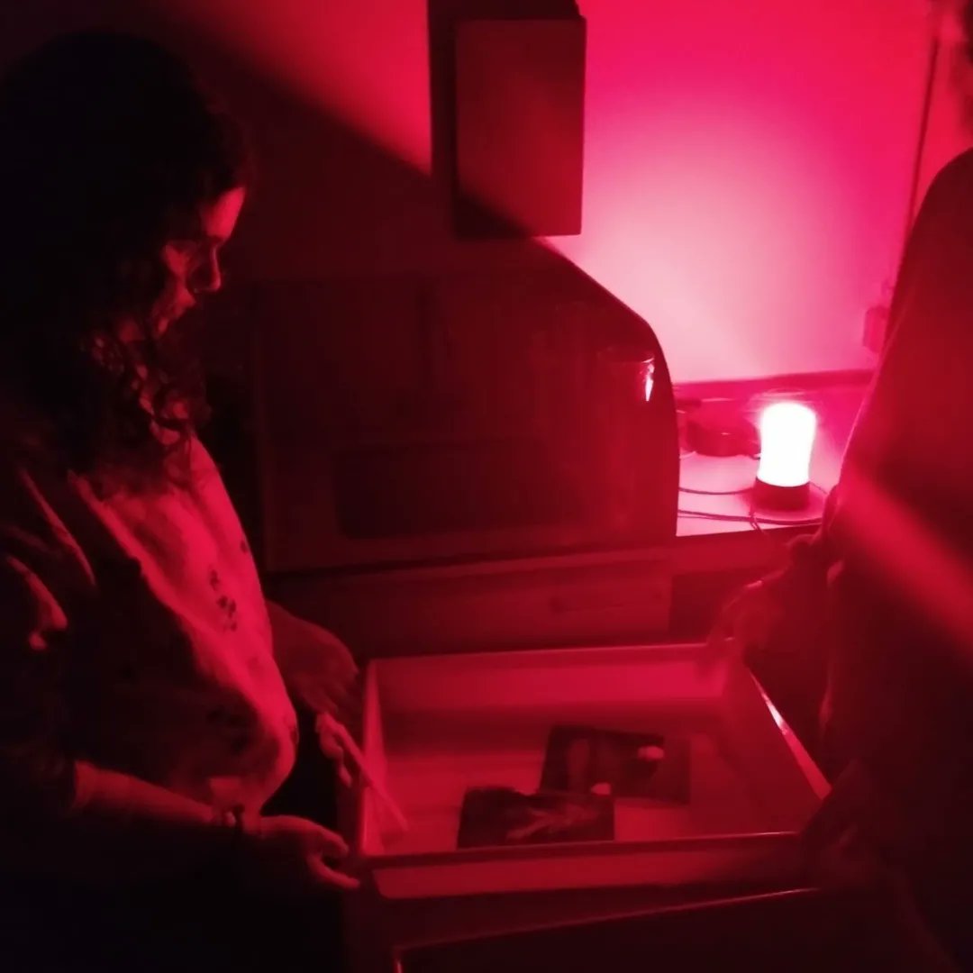 PortUIB's tweet photo. Una activitat molt interessant amb els alumnes de 1r de batxillerat @IBinissalem
📸🖼️ Descobrir els instruments de dibuix i màquines prefotogràfiques que han emprat els artistes des del Renaixement fins al segle XIX, i aprendrem a emprar-los.
https://t.co/XbnLXP50fL 
#SeràsUIB https://t.co/HVdnkCyWWx