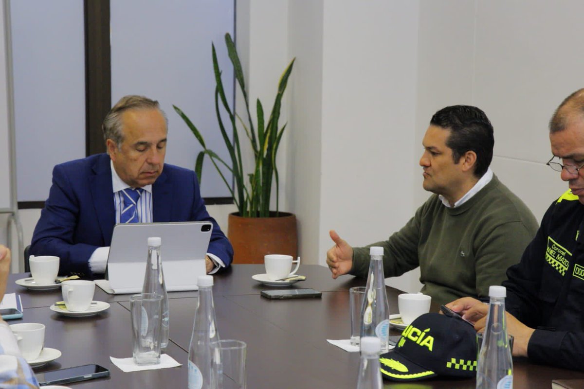 RodrigoHAl's tweet photo. Estamos con Ministro de Transporte @MinistroReyes, esperando a los voceros del paro de transportadores, para buscar solución, por medio del diálogo y la concertación. Hago un llamado a manifestantes para que desbloqueen las vías, toda una Región no puede seguir afectada https://t.co/nOms4vOPMt