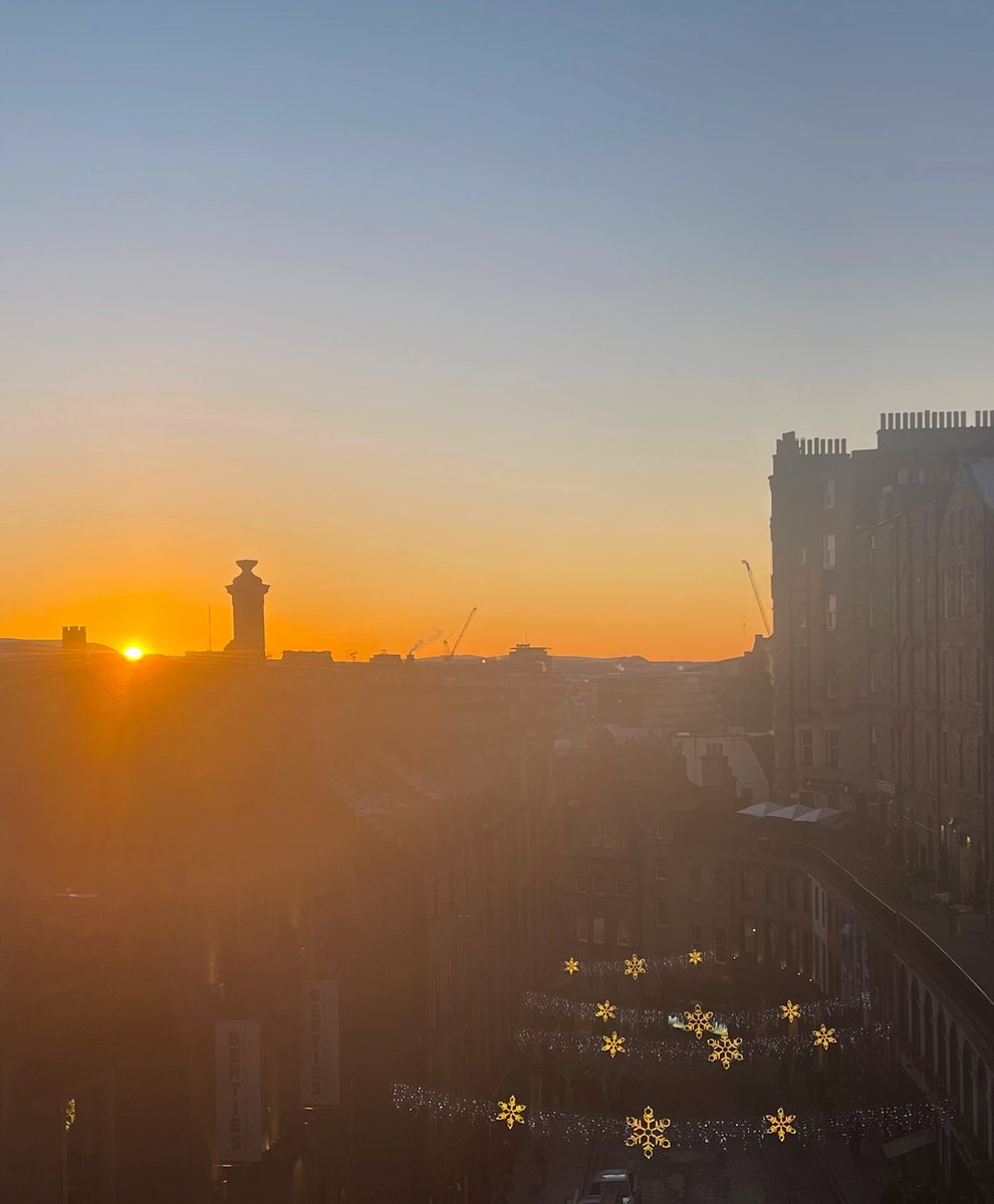 natlibscot's tweet photo. A nice #LibrarySunset (as seen from our offices overlooking Victoria Street in Edinburgh) https://t.co/dihm1kklQD