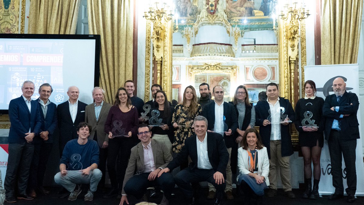 ibercaja's tweet photo. 🏆 Soluciones de apoyo al comercio local, a los cuidadores o a los mayores y casos de ciencia digital, descarbonización o colaboración universidad-empresa, casos de referencia en innovación en los IX #PremiosComprendedor
📄 https://t.co/Bwsqu6rdzV @amigosEyS #Comprendedor2022 https://t.co/AWkg6VTmHJ