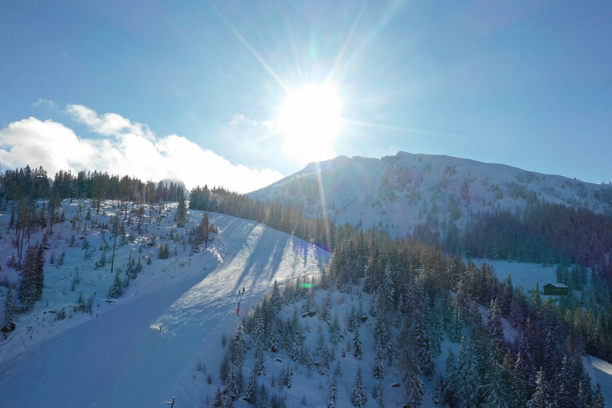 HauserKaibling's tweet image. 🙌 HOCH DIE HÄNDE, WOCHENENDE 🙌

👉 Morgen öffnen HÖFI-EXPRESS I und die SKISCHAUKEL zwischen Hauser Kaibling &amp;amp; Planai 🥳
👉 Ab Samstag hat die komplette 4-Berge Skischaukel, sowie auch unsere PRENNER-TALABFAHRT geöffnet⛷️

#hauserkaibling #schladmingdachstein #skiamade