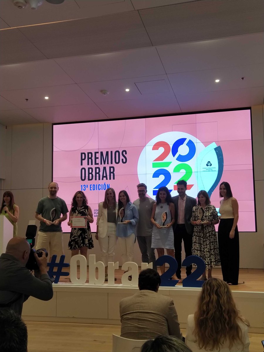 chicos_net's tweet photo. #EligeTuForma busca concientizar a adolescentes, familias y docentes acerca de las posibilidades que brindan las redes sociales y los cuidados necesarios para su bienestar. Hoy la campaña recibió una mención especial del @consejopublarg en los Premios Obrar 💪🏼. ¡Gracias! https://t.co/txPhyYp8Gs