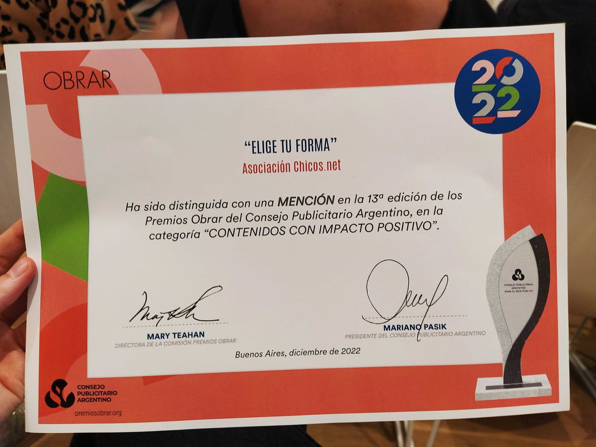 chicos_net's tweet photo. #EligeTuForma busca concientizar a adolescentes, familias y docentes acerca de las posibilidades que brindan las redes sociales y los cuidados necesarios para su bienestar. Hoy la campaña recibió una mención especial del @consejopublarg en los Premios Obrar 💪🏼. ¡Gracias! https://t.co/txPhyYp8Gs