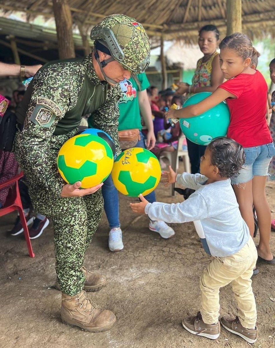FNC_ArmadaCol's tweet photo. 📌 Infantes de Marina del #BIM14 en articulación con @AlcaldiaOvejas, llegaron con el #CorazonAzuLado a los corregimientos de #Zapato, #Almagra, #DonGabriel, #Salitral y #Chengue (Sucre), entregando detalles a los pequeños, en el marco de la temporada navideña. 🎄🎅🏻🎁🇨🇴 https://t.co/UruOGZctYY