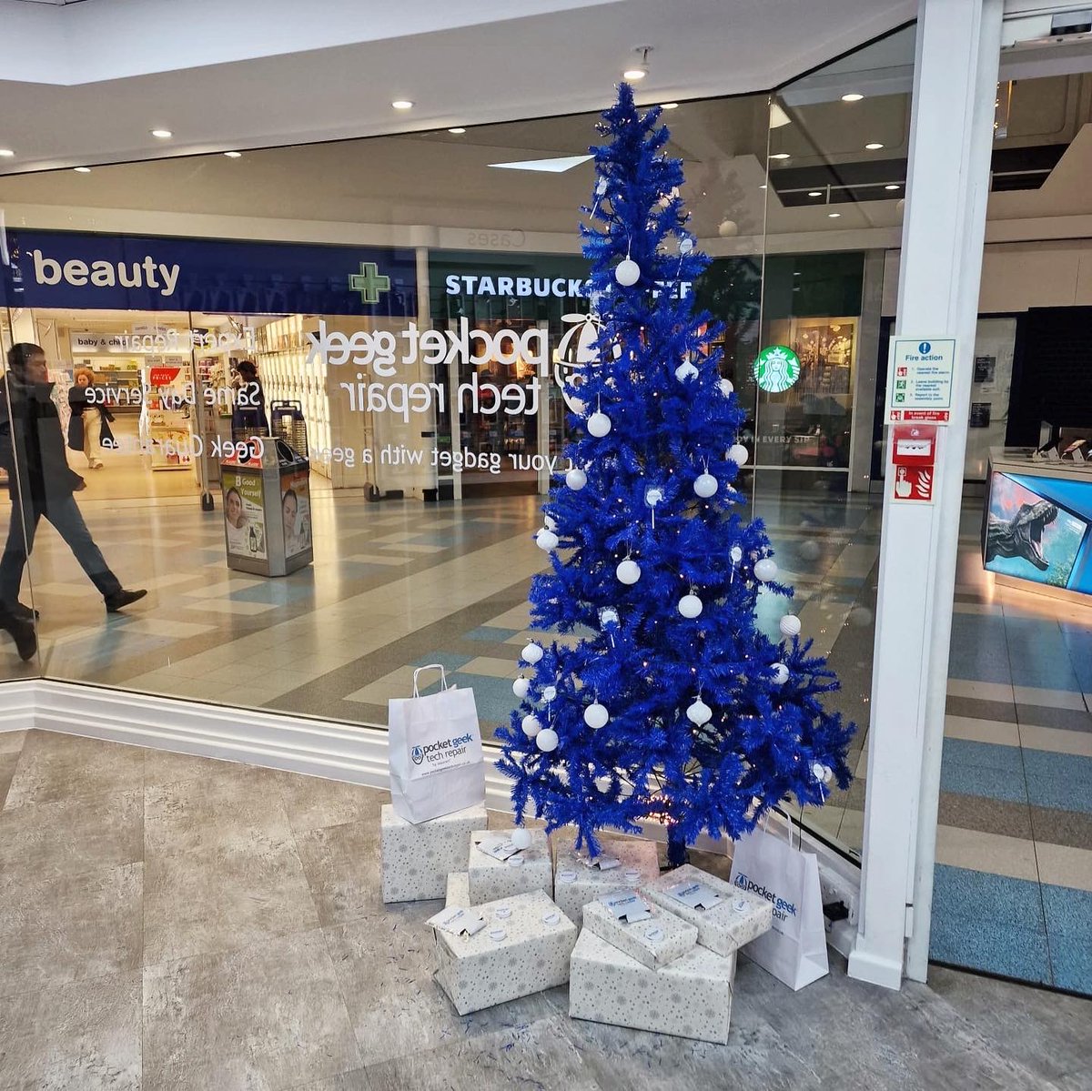 PocketGeek_UK's tweet image. Our @SurreyQuays store is looking all festive for the last push of Christmas shopping. 

…even the Christmas tree has to be on brand 💙

#christmastree #refurbished #refurbisheddevices #refurbishediphone #refurbishedsamsung