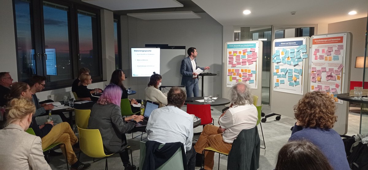 gebaeudeforum's tweet photo. ➡️Moorschutz: Klimaschutz u. Potenziale für die Bioökonomie: Susanne Abel @greifswaldmoor
➡️Transformation des Bausektors, Gebäude als CO2-Speicher: Marc Weissgerber @BauhausErde
➡️Bau-u. Dämmstoffe aus Paludikulturen: Ralf Pude, #INRES, @UniBonn u. Martin Krus @Fraunhofer_IBP https://t.co/DKOzvCz8Ok