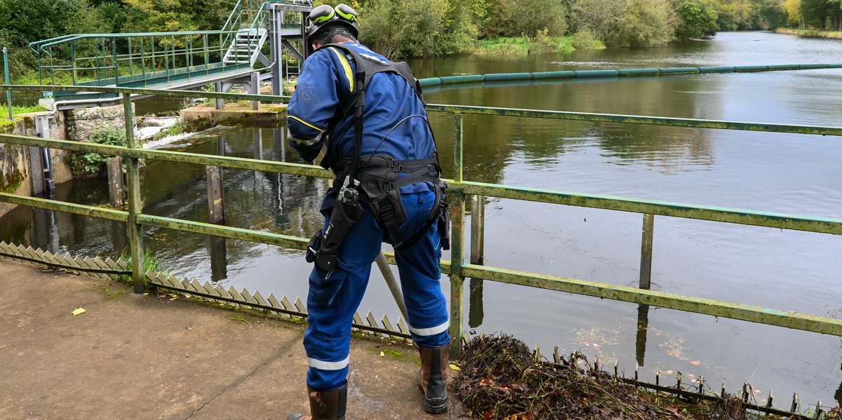 HMTFrance's tweet photo. #Wave au #barrage de #Guerledan !

🍂 @EDF_Hydro utilise notre solution pour soulager les efforts musculaires du dos. Il est utilisé par les agents d’exploitation #EDF Hydro Guerlédan pour l'activité de dégrillage sur les prises d'eau encombrées par les feuilles d'automne. https://t.co/N0UFeBctKH