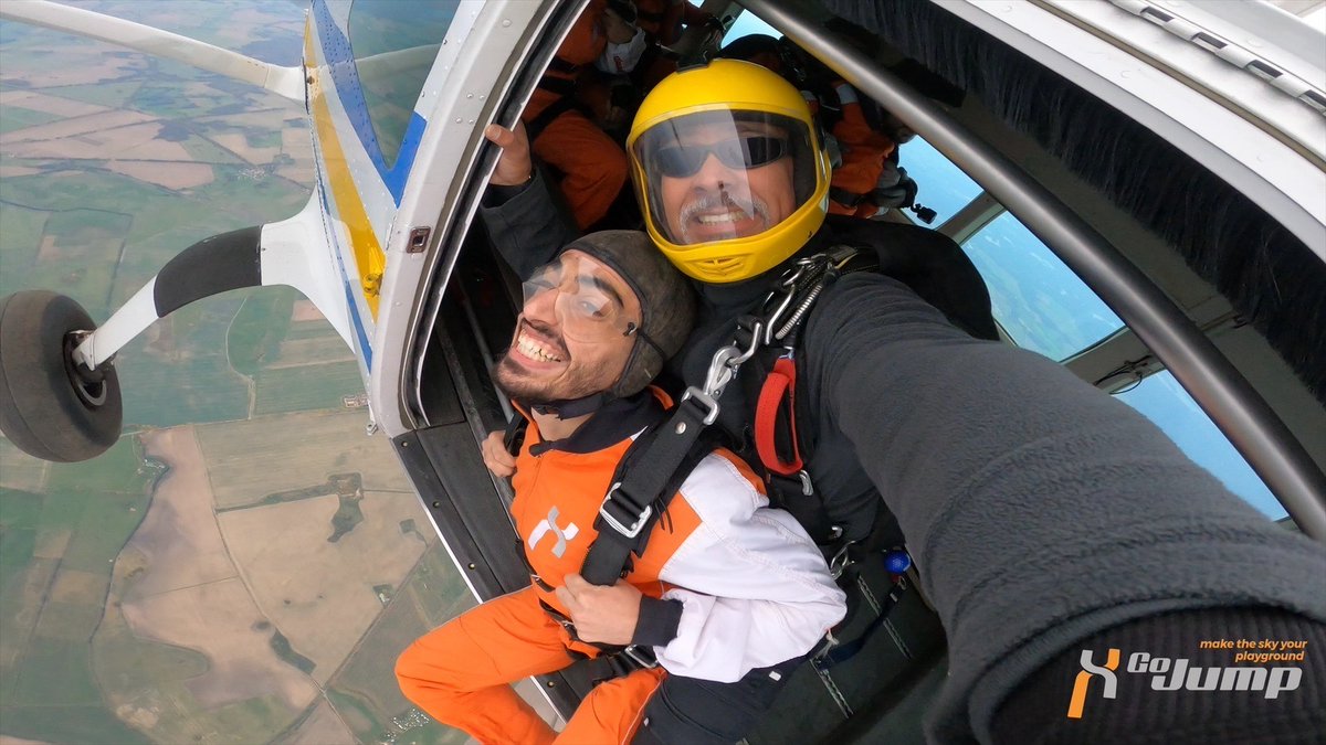 Was ist dein Ich-springe-gleich-aus-einem-Flugzeug-Gesicht?? Finde es heraus! 😁

#gojump #maketheskyyourplayground #gojumpberlin #sprung #flugzeug #dropzone #tandemberlin #tandemjump #überraschung  #tandemsprung #tandemfallschirmsprung   #klimaneutral