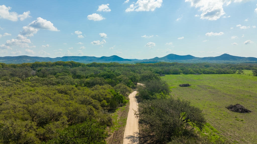 Located in the quaint town of Utopia, the Sabinal River Retreat is at the heart of the area's famous pristine natural beauty and outdoor recreational appeal.
#banderacounty #legacyofland #westandswoperanches #bandera #utopia #farmforsale #huntingproperty #sabinalriver #livewater