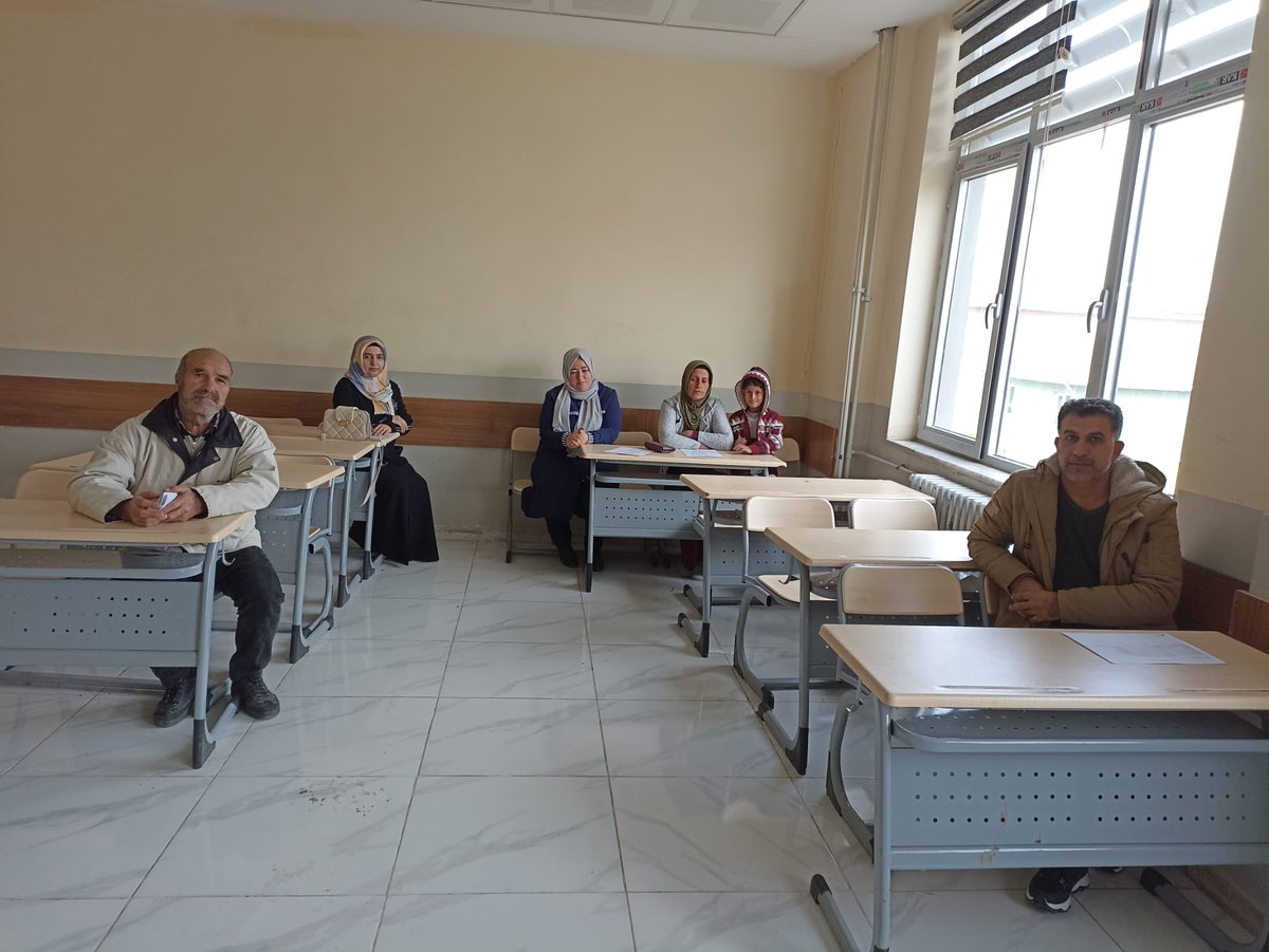 siverekaihl63's tweet photo. Okulumuzda 11 Aralık Pazar günü 1. Dönem Veli Toplantısı gerçekleştirildi.
Toplantıda okul müdürümüzün açılış konuşmasının ardından ara karneler sınıf öğretmenleri tarafından velilere dağıtıldı. Öğrencilerimizin eğitsel ve sosyal-kişisel gelişimleri hakkında bilgi verildi. https://t.co/AlDTsiTABP