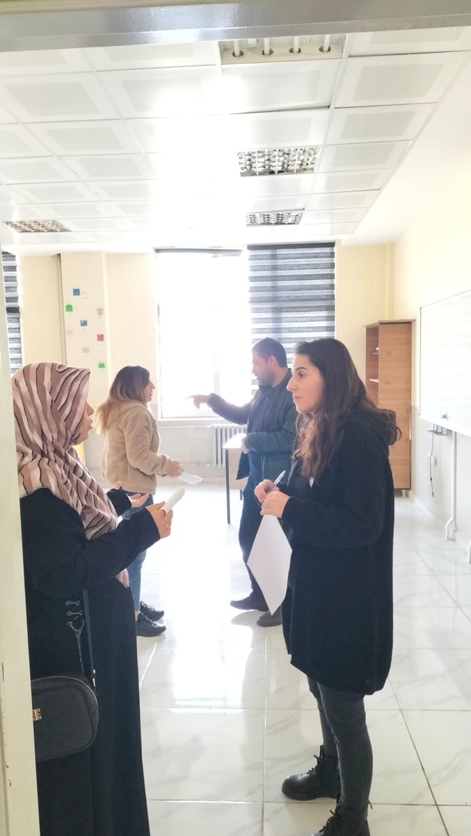 siverekaihl63's tweet photo. Okulumuzda 11 Aralık Pazar günü 1. Dönem Veli Toplantısı gerçekleştirildi.
Toplantıda okul müdürümüzün açılış konuşmasının ardından ara karneler sınıf öğretmenleri tarafından velilere dağıtıldı. Öğrencilerimizin eğitsel ve sosyal-kişisel gelişimleri hakkında bilgi verildi. https://t.co/AlDTsiTABP