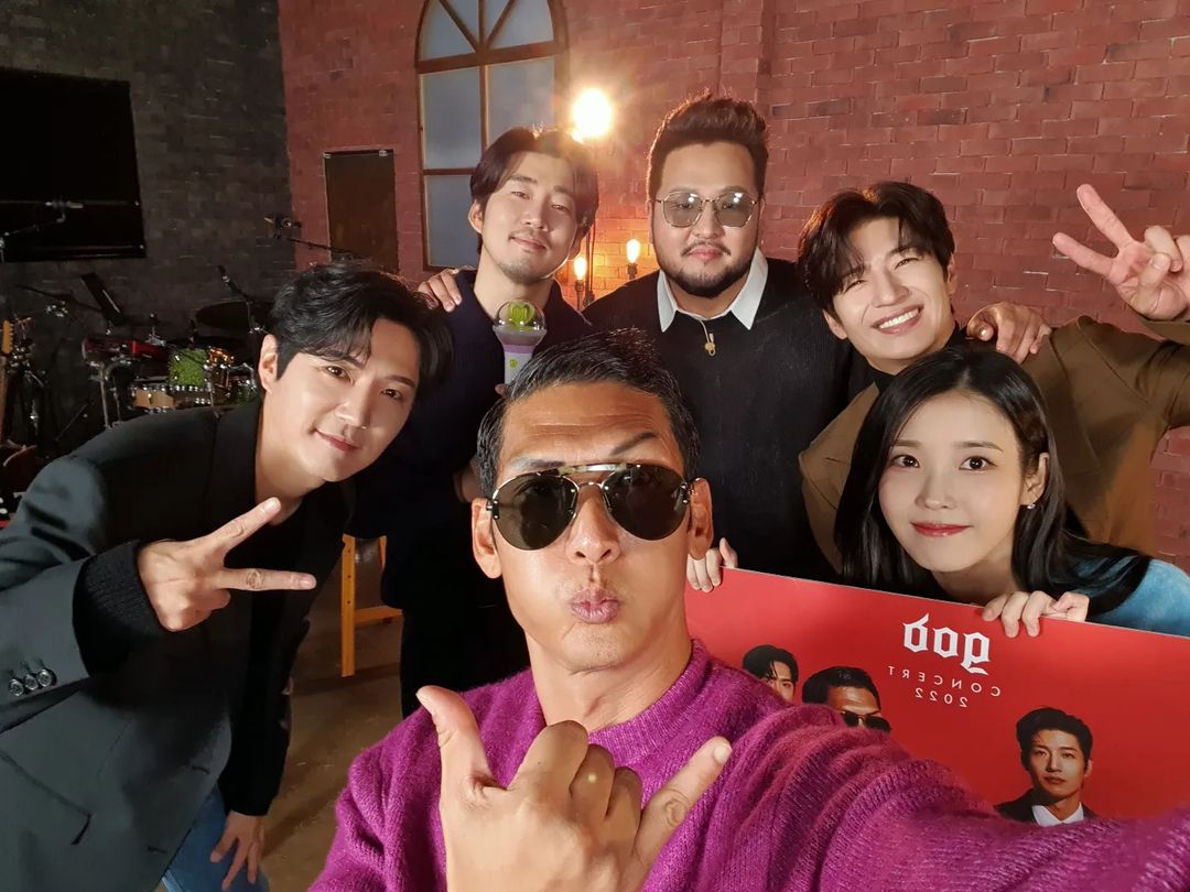 imjinahworld's tweet photo. 요오우~ 팬쥐꼬멩쓰 IU랑 빼애앰!^^
Yo~ with our little fangod duckling IU^^ BBBAAAMMM!!!
#지오디 #fangod #박준형 #윤계상 #안데니 #손호영 #김태우 #아이유 #이지은 #g5d #g6d #JoonPark #JoonHyungPark #YoonKyesang #AhnDanny #SonHoyoung #KimTaeWoo #IU #LeeJiEun #fangod꼬맹쓰
cr: godjp https://t.co/09d5DjqMye