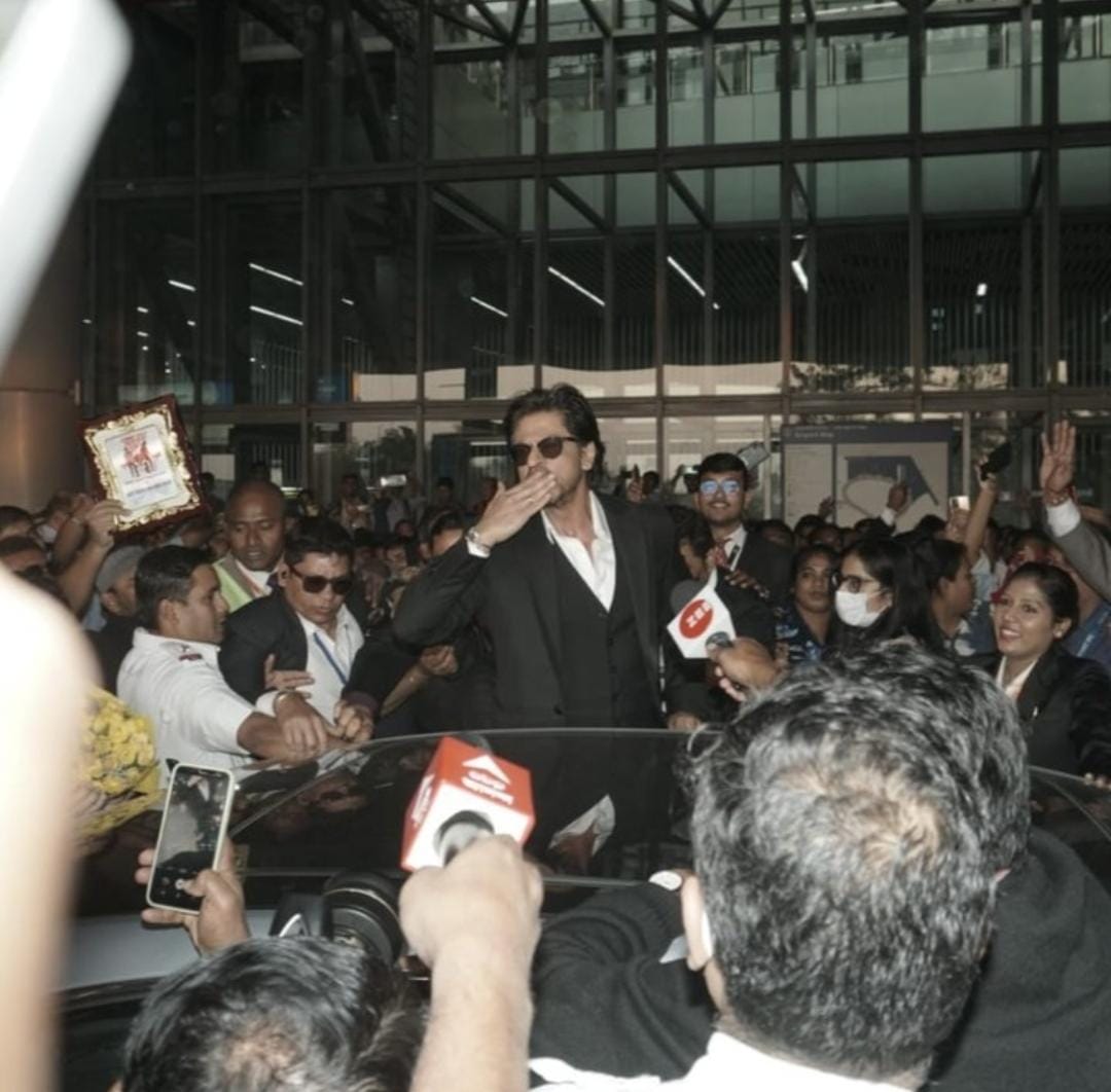 JoySRKian_2's tweet photo. Are dushmano tum kya jano PATHAAN kis toofan ka naam hai 🔥 https://t.co/fOf4Ry3MFZ