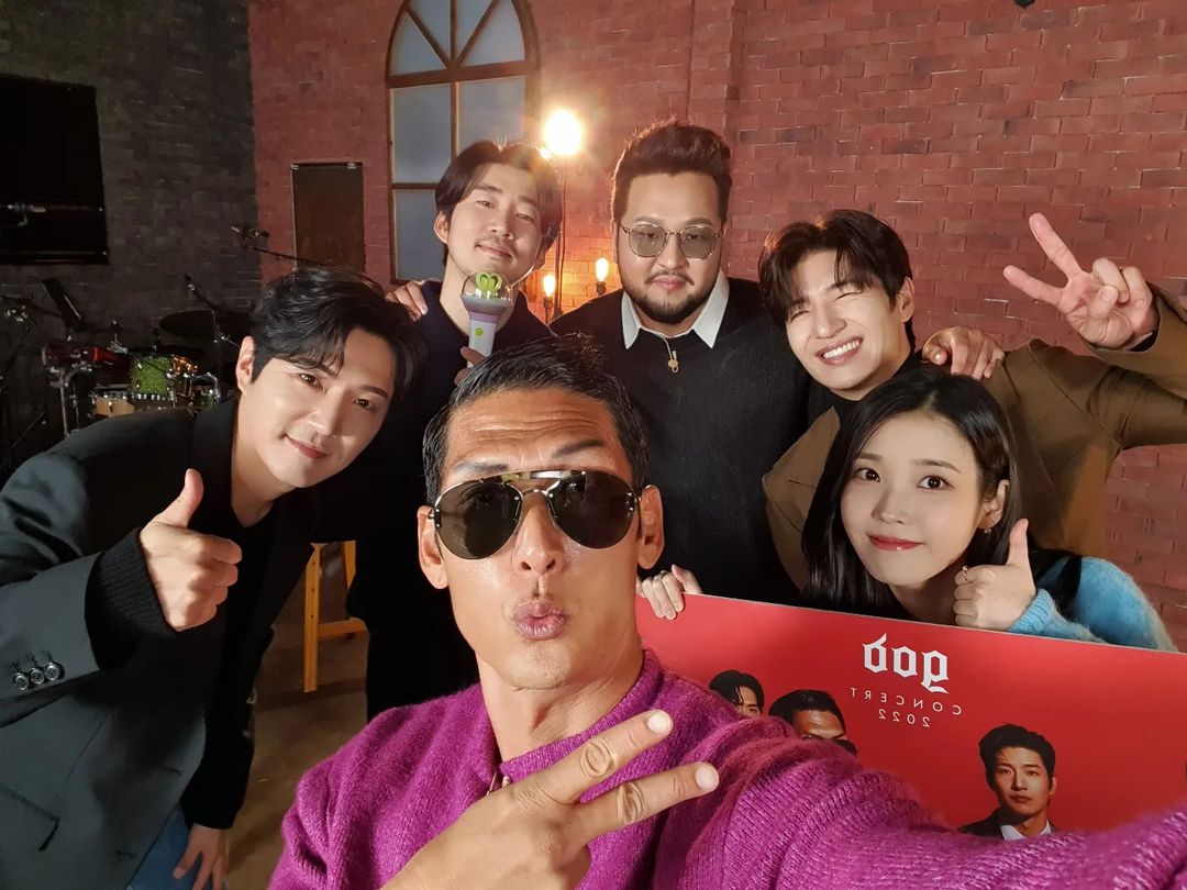 imjinahworld's tweet photo. 요오우~ 팬쥐꼬멩쓰 IU랑 빼애앰!^^
Yo~ with our little fangod duckling IU^^ BBBAAAMMM!!!
#지오디 #fangod #박준형 #윤계상 #안데니 #손호영 #김태우 #아이유 #이지은 #g5d #g6d #JoonPark #JoonHyungPark #YoonKyesang #AhnDanny #SonHoyoung #KimTaeWoo #IU #LeeJiEun #fangod꼬맹쓰
cr: godjp https://t.co/09d5DjqMye