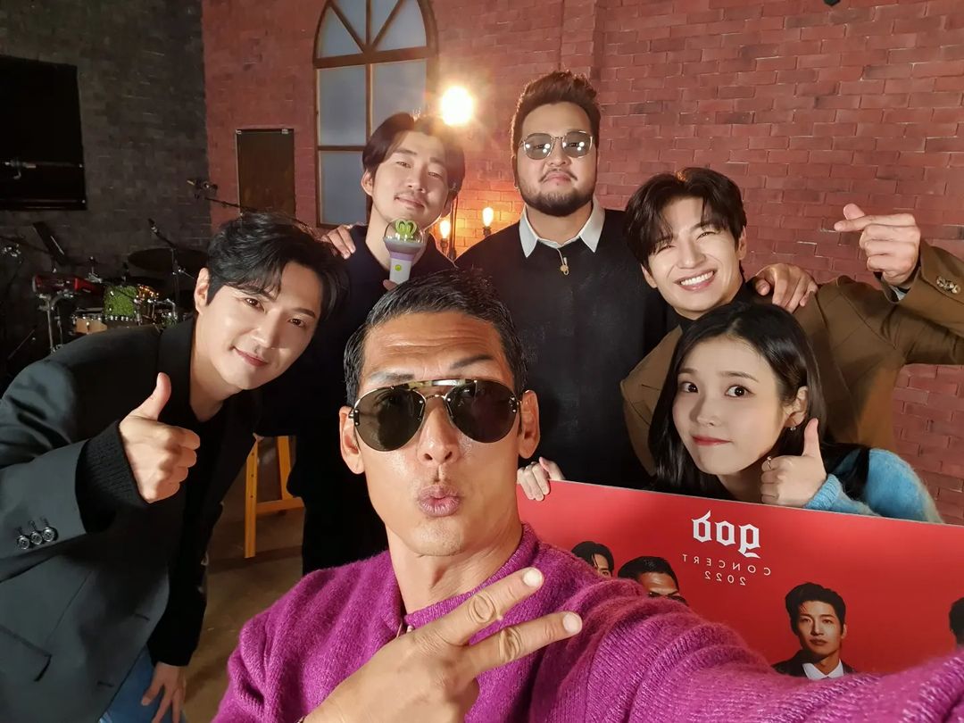 imjinahworld's tweet photo. 요오우~ 팬쥐꼬멩쓰 IU랑 빼애앰!^^
Yo~ with our little fangod duckling IU^^ BBBAAAMMM!!!
#지오디 #fangod #박준형 #윤계상 #안데니 #손호영 #김태우 #아이유 #이지은 #g5d #g6d #JoonPark #JoonHyungPark #YoonKyesang #AhnDanny #SonHoyoung #KimTaeWoo #IU #LeeJiEun #fangod꼬맹쓰
cr: godjp https://t.co/09d5DjqMye