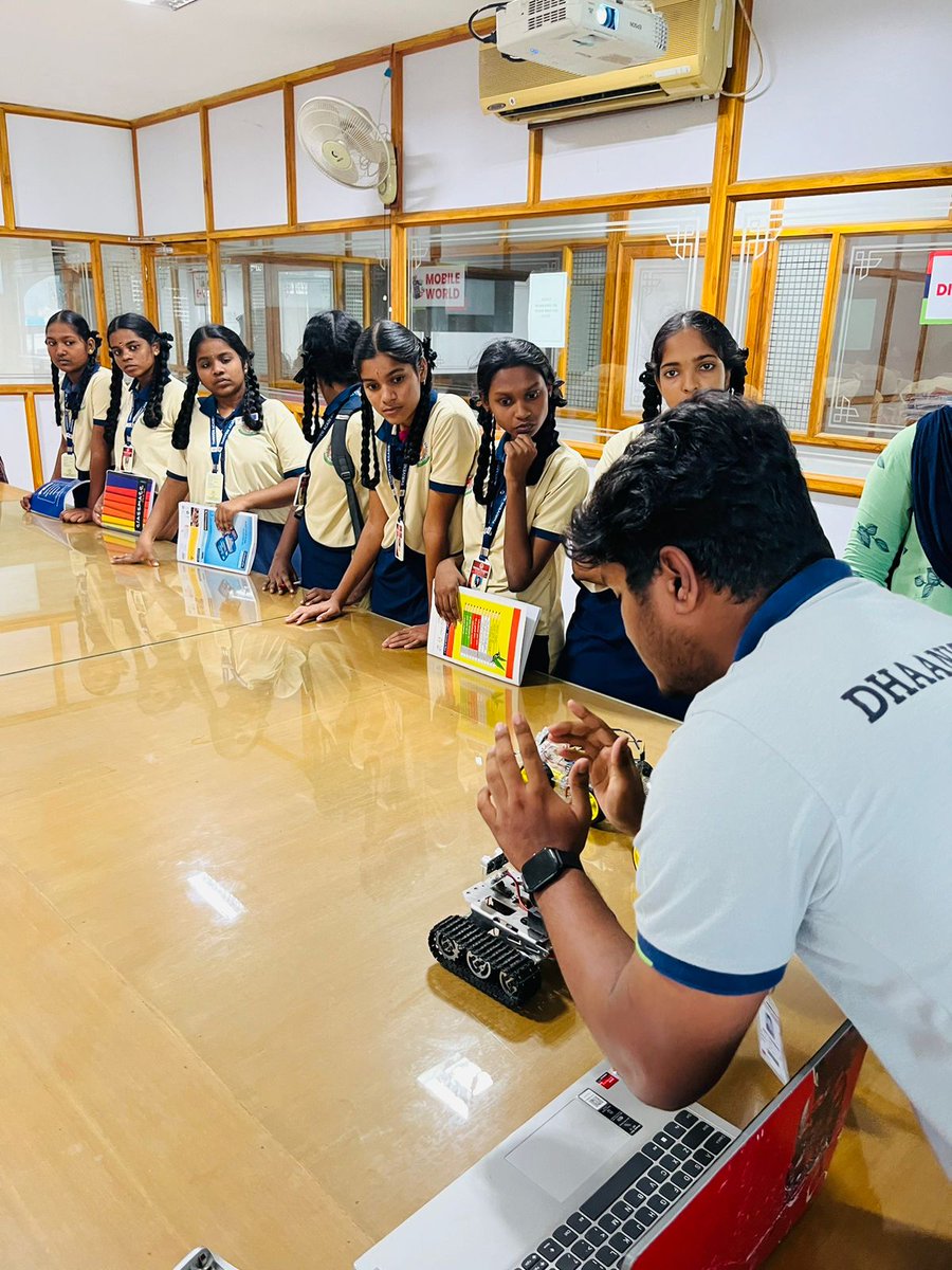 Dhaanishchennai's tweet photo. Students from Thriveni Academy Senior Secondary School, Kanchipuram Who attended the session of ๐๐ก๐๐๐ง๐ข๐ฌ๐ก ๐๐ญ๐ฎ๐๐๐ง๐ญ๐ฌ ๐๐๐๐ญ - ๐๐๐ซ๐๐๐ซ ๐๐๐ณ๐ก๐ข๐ค๐๐ญ๐ญ๐ข-๐๐๐๐ on 15 th Dec.
#12stdstudents #careerdevelopment #careeropportunities #careergoals #students https://t.co/S46pgRXfr1