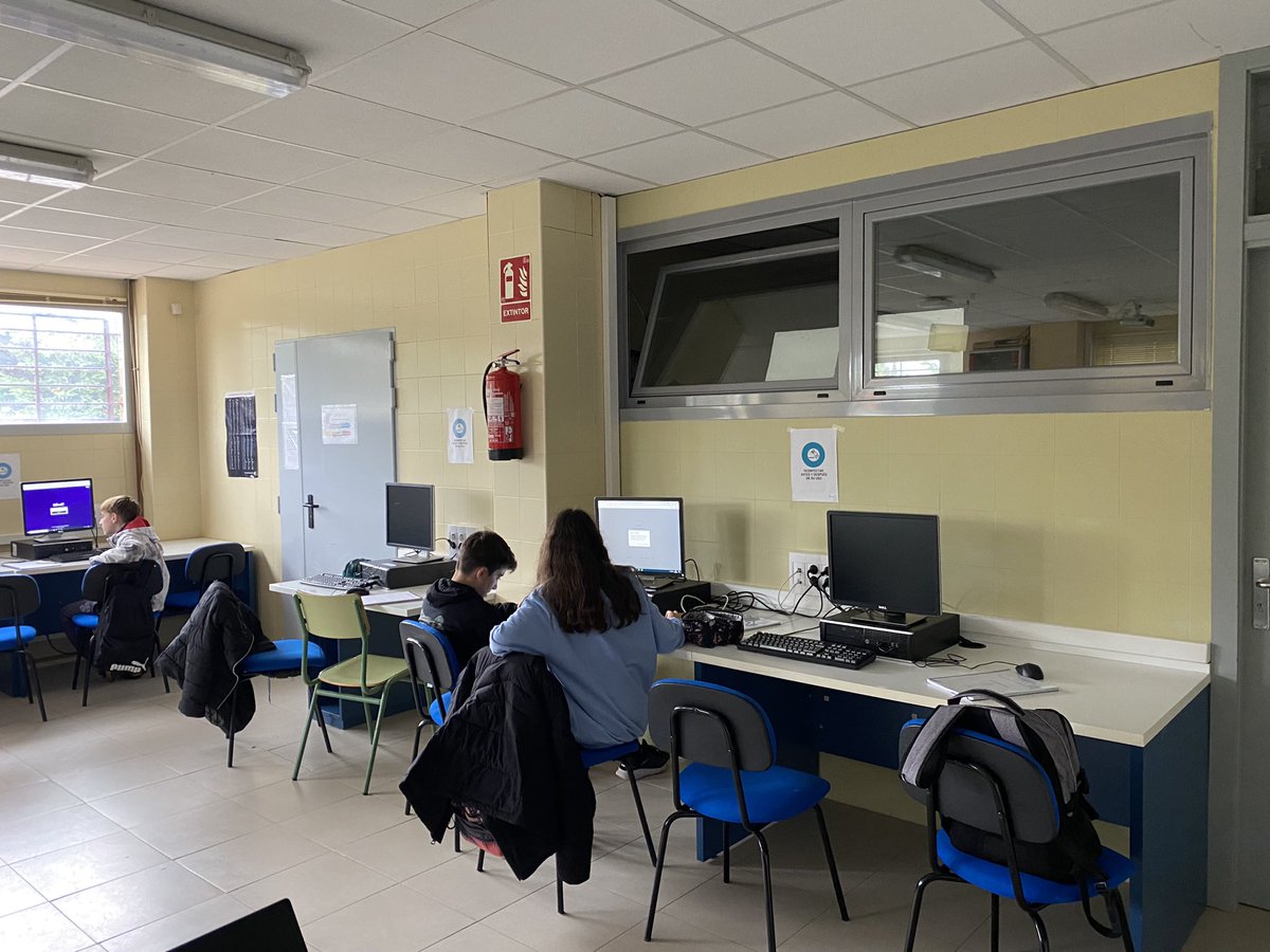 lily05100's tweet photo. Hoy participamos de la gran iniciativa de Kahoot! Intercentros organizada por el #ProfeDereli Carlos Valle. #KahootDeReli #kahootdereli #Navidad https://t.co/cIHc8NQSxv