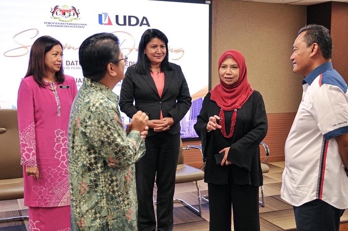 Terima kasih di atas kesudian dan lawatan rasmi YB Datuk Ewon Benedick, Menteri Pembangunan Usahawan dan Koperasi (KUSKOP) dan YB Senator Puan Saraswathy Kandasami, Timbalan Menteri Pembangunan Usahawan dan Koperasi ke UDA Holdings Berhad.Tkasih jua Dato’ Sri Suriani Dato’ Ahmad