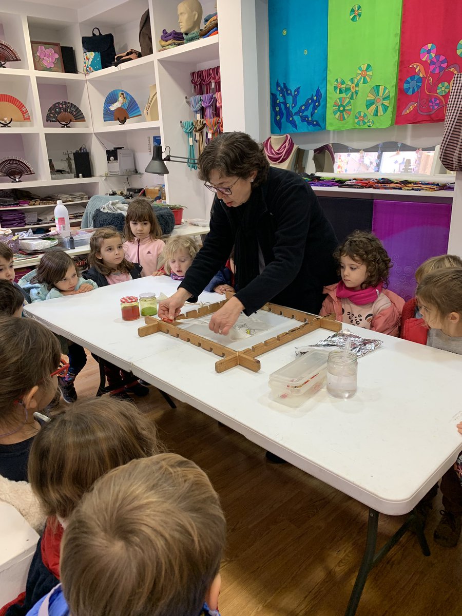 Mireia131's tweet photo. La Lourdes, l’estampadora tèxti 🎨 #artesana #viurelartendirecte #seda #estampació #ei4 #escolasadako #projecteartesansiartesanes https://t.co/zWmMvIM3HG