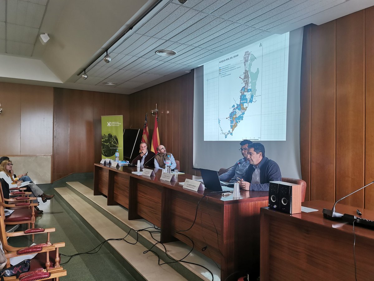 CoopsAgroCV's tweet photo. Abordamos una serie de ponencias dedicadas a explicar casos prácticos en materia de #digitalización, con una primera intervención de Alberto Hervás, de la Unión de Usuarios del #Júcar
#RedATRIACV https://t.co/h886BYjMUa