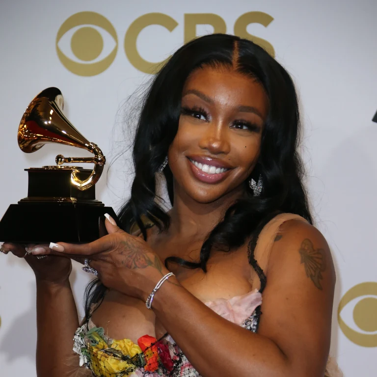 szaoncharts's tweet photo. .@sza's "SOS" has already the 3rd biggest first week for a female album in US Spotify history, surpassing "thank u, next", "folklore" and "SOUR". https://t.co/d7NsNNBG5u