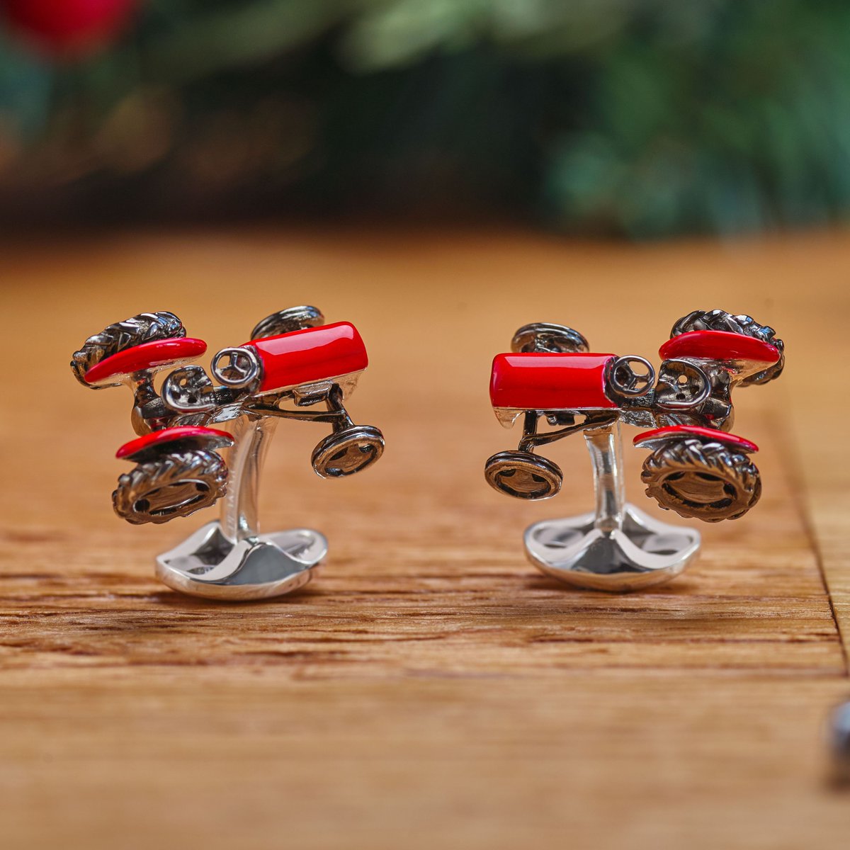 deakin_francis's tweet image. Designed for the ruralist as part of our Country Life Collection, these cufflinks are masterfully handcrafted by our artisans available in both an iconic red and a deep green, both instock in time for Christmas. 
#DFHoliday #GiftsForHim #Cufflinks #ChristmasGifts #FineJewellery