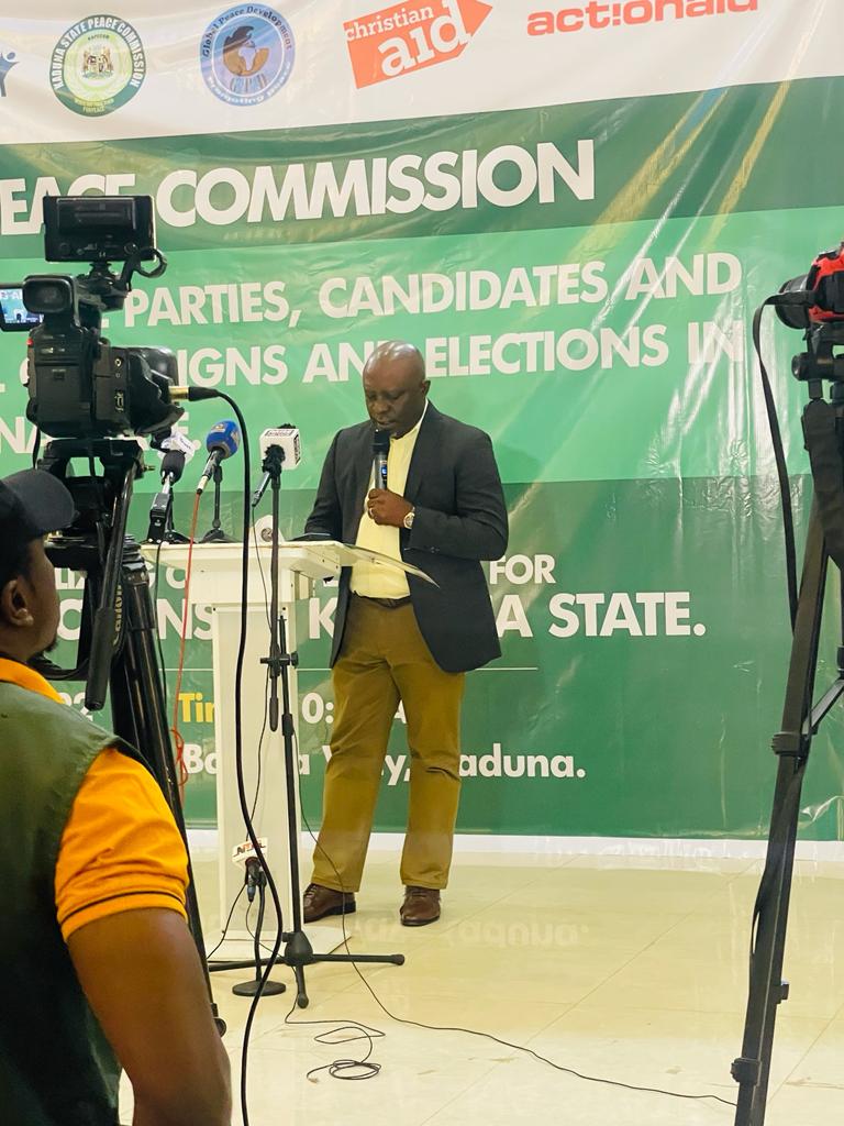 leads_nigeria's tweet photo. ActionAid Governance Programme Manager giving a goodwill message at the High Level Meeting of Political Parties, Candidates and Stakeholders for Peaceful Campaigns and Elections in Kaduna State.
#hopeactionprogress
@ActionAidNG 
@WeYouHAP https://t.co/e7icKEHnRs