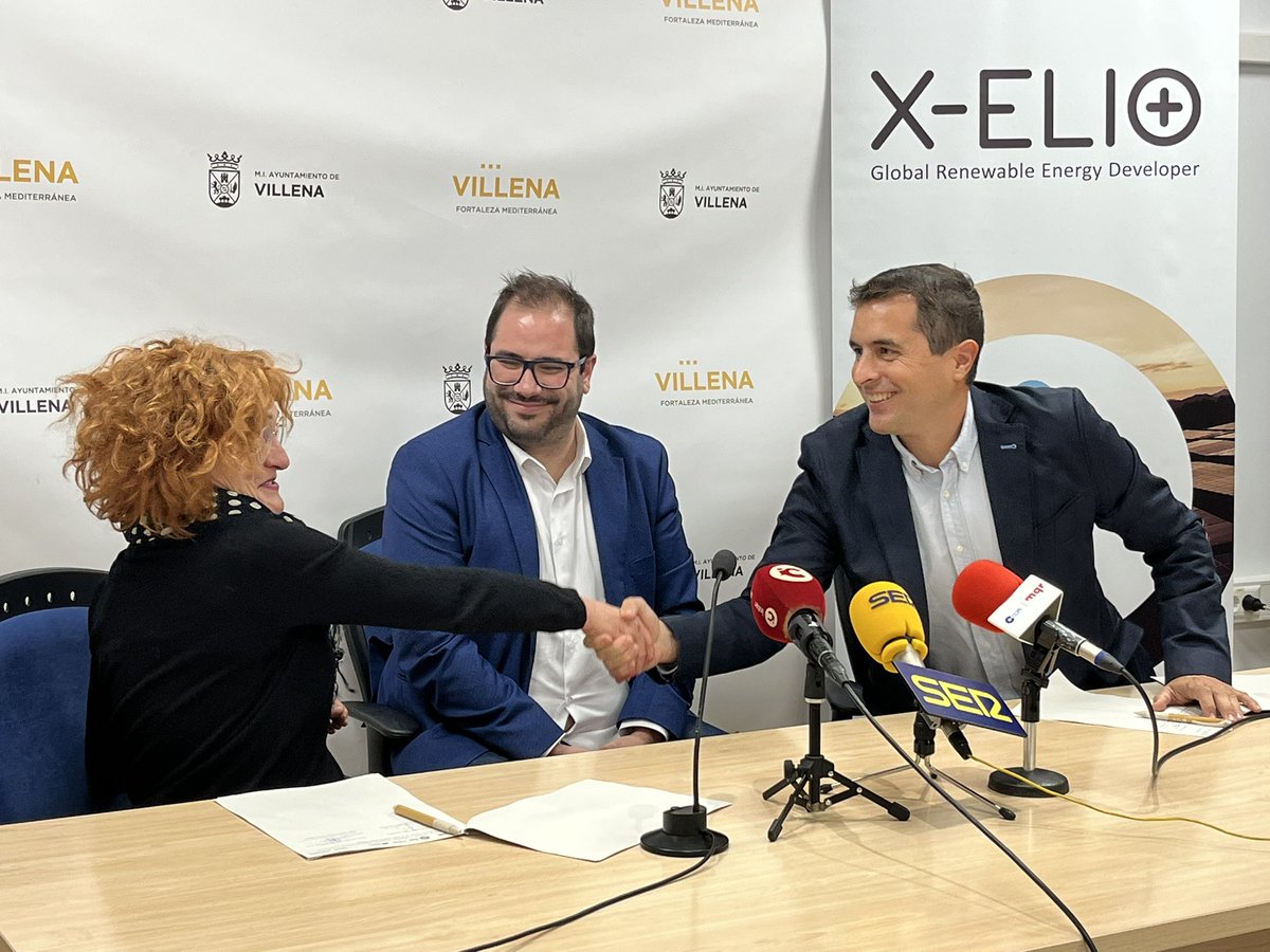 Acompañando a <a href="/X_Elio_/">X-ELIO</a> en otra de las iniciativas de su Community Plan. Firma del acuerdo de colaboración con el IES Navarro Santafé <a href="/fprenovables_vi/">Energías Renovables - IES Navarro Santafé</a> para la puesta en marcha de una “colmena inteligente” de abejas. Gran proyecto que cuenta con el apoyo del <a href="/VillenaAyto/">Ayuntamiento de Villena</a>