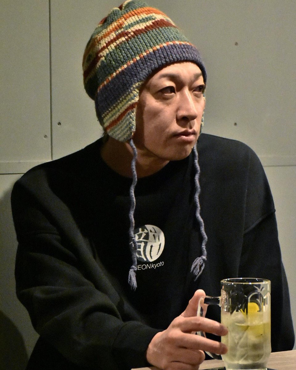 Bonaparta_jp's tweet photo. ある程度撮ったら自然にポーズ変えてくれるし写真チェックは早いし流石でした。忙しいなか
スケジュールの合間をぬって駆けつけてくれたNAOKIくん
 @10FEET_OFFICIAL 
ホンマありがとうございました

#pue
#ポル超
#10feet
#naoki
#neon_kyoto
#bonaparta_japan
#dogmaticgourmet
#hatlabo
#zeroevoke https://t.co/TcJzjQ3l5Y