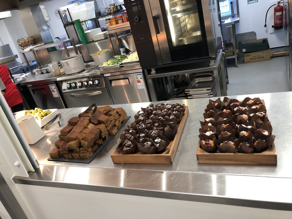 The infant hall all ready for Christmas dinner 🍲 #smellsogood <a href="/kestrelmead/">Kestrel Mead Primary Academy</a>