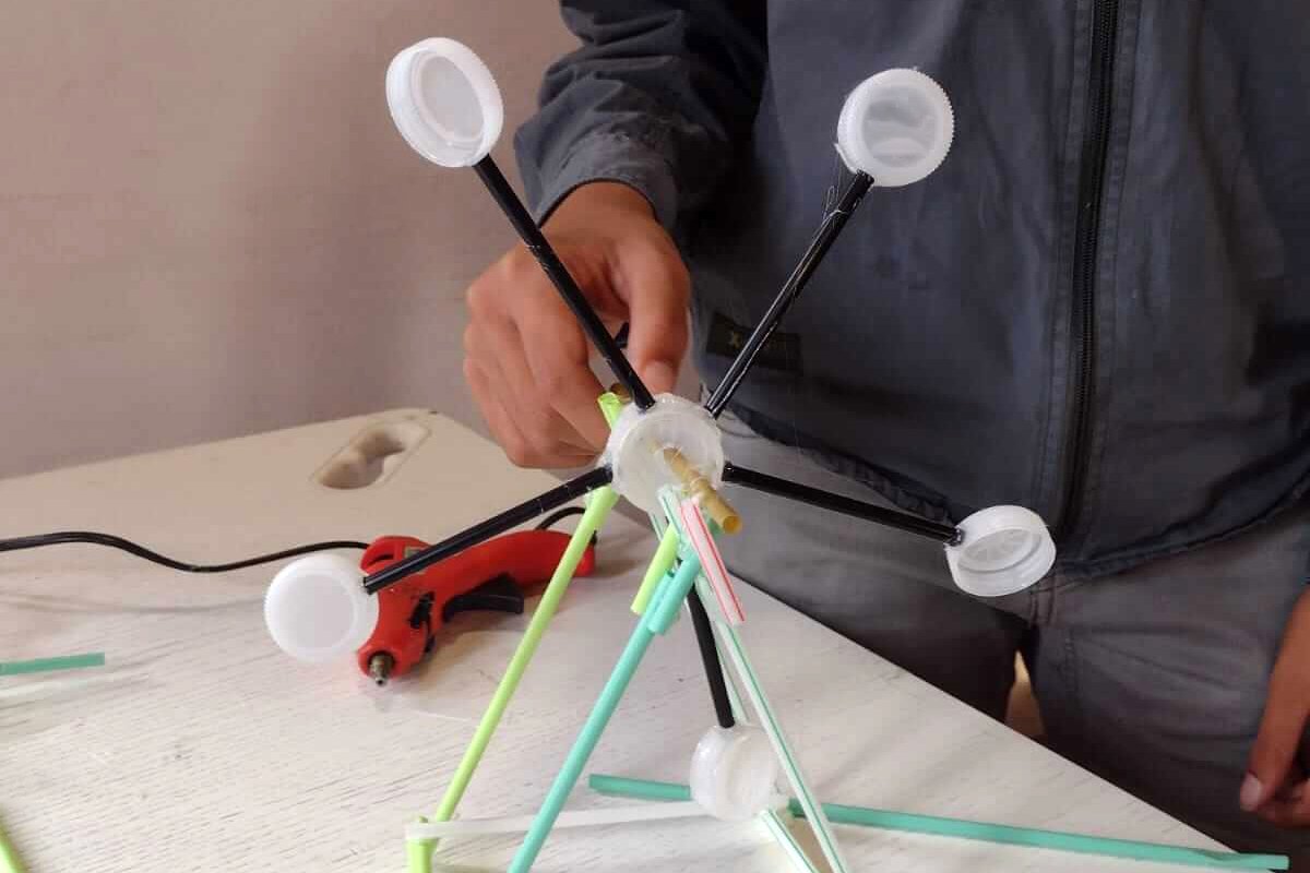 AmbienteParco's tweet photo. Creazioni fantastiche dal nostro #TinkeringLab, dedicato al recupero della plastica monouso e riqualificato grazie al progetto "Sostenibilità ed economia circolare in gioco”, sostenuto da @intesasanpaolo attraverso il Programma #Formula in collaborazione con @FondazioneCESVI https://t.co/Qswi2jtUur