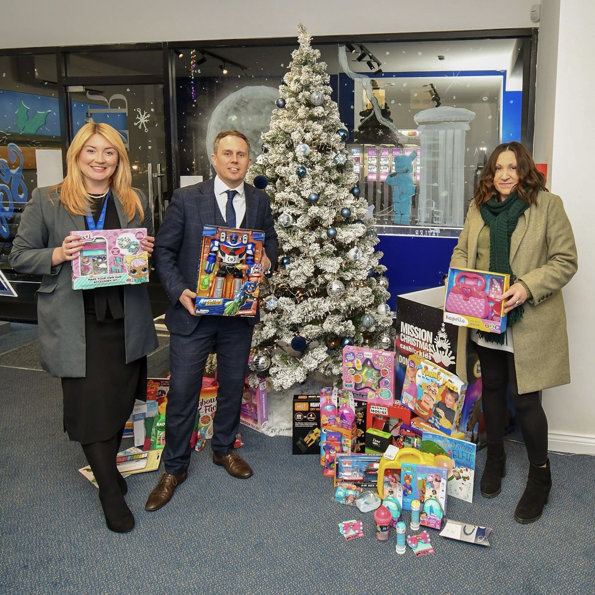 A huge thank you to @J___Williamson , our Wirral Council leader, who came into our Wallasey office yesterday to donate lots of amazing presents to @TU_MissionXmas 🎄🎅🏼

#spreadingchristmascheer #missionchristmas