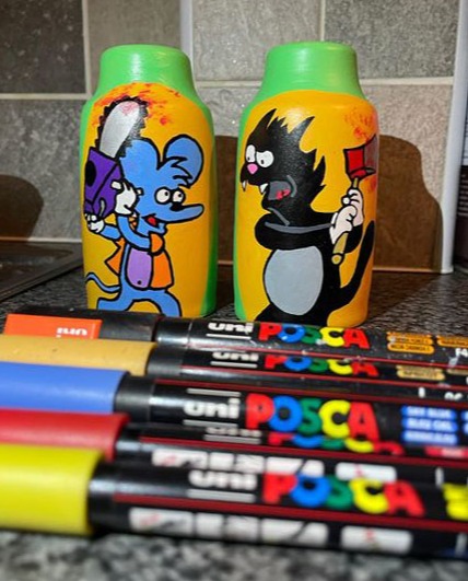 Name that famous cat and mouse duo! We are obsessed with these customised salt and pepper shakers altered by @onlypots_uk – a great way to POSCA-fy your mealtimes! 🐈 🐁 #POSCA #POSCAart #POSCACustom #DIY #Upcycle #Creative #POSCAcreate #Art #POSCAdesign #Design #Handmade