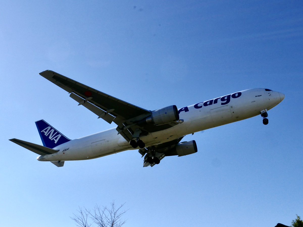 yossyB6's tweet photo. ANA Cargo

成田→上海便は
我が家の上空を通るんだけど
地上からいってらっしゃーいって手振ってる人がいること
パイロットさんに知ってもらいたいな

お客さんが荷物だから
そんなに見送ってくれる人いないかもしれないけど
私はいつも地上から応援してるからね
がんばって〜

#ja604f
#東峰神社 https://t.co/DfXfrp3WsR