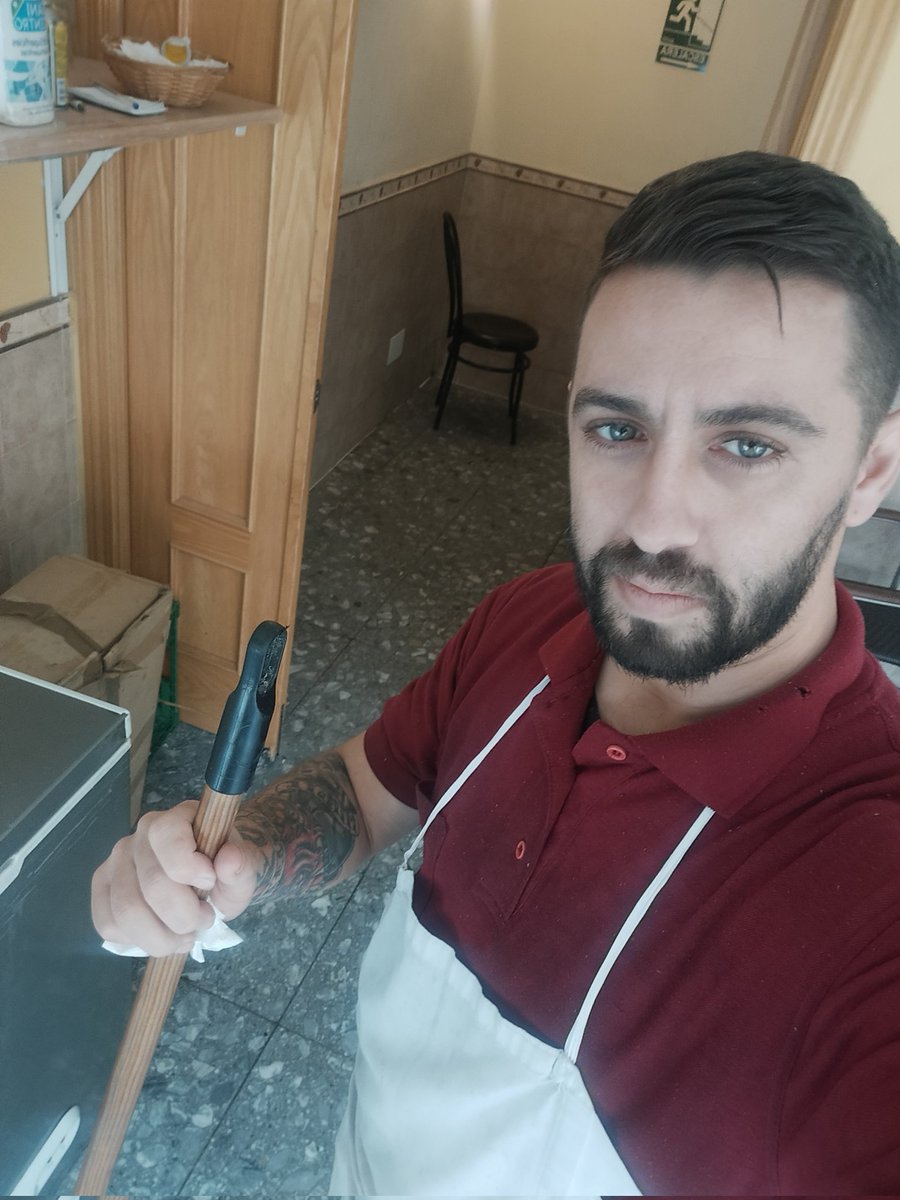 SGrapas's tweet image. Para las que las pone ver un hombre en delantal y barriendo 🤣🤣