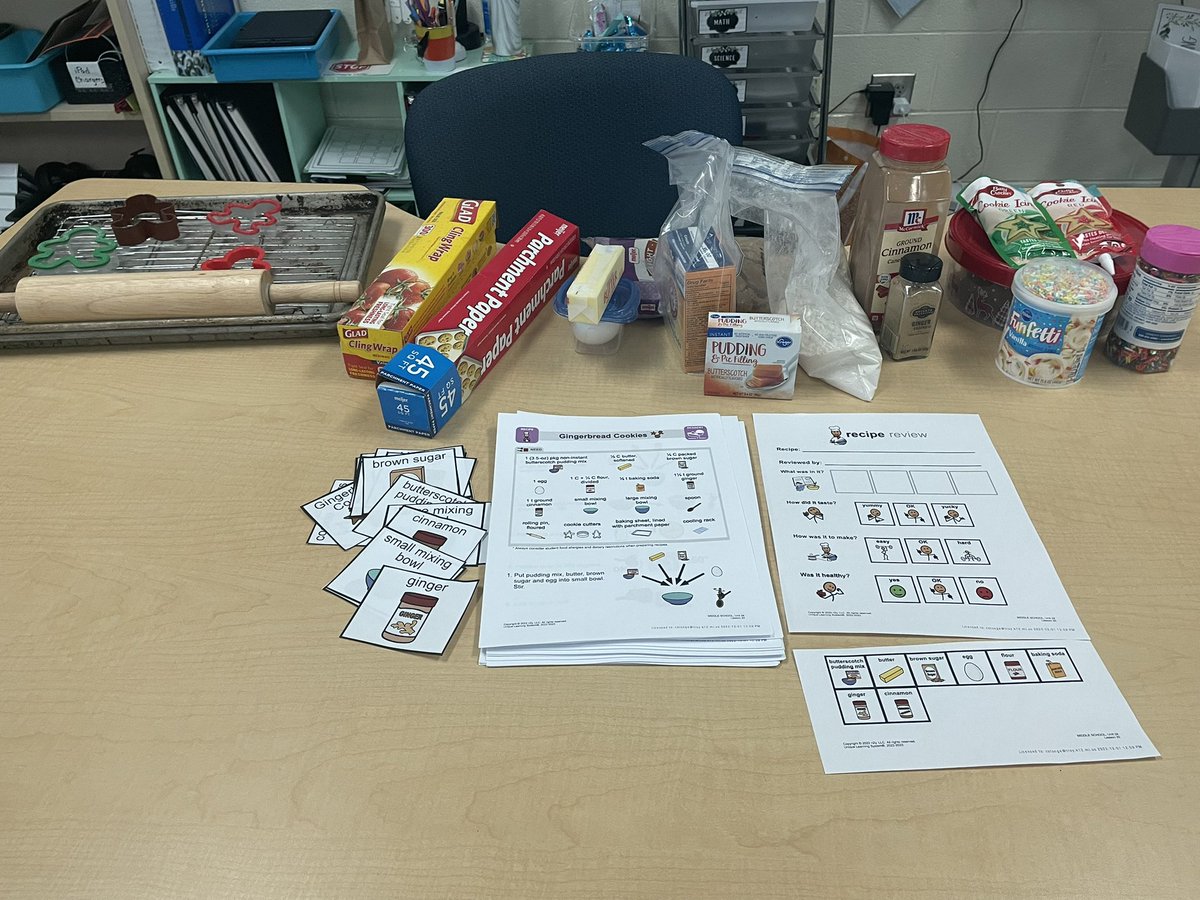 MrsStOnge's tweet photo. Itโs gingerbread cookie day in 113! #ulsunit #handsonlearning #cookingintheclassroom #teachlovecoffee @BakerMiddle https://t.co/5573A5Y5Nu