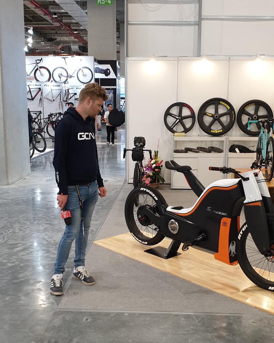 Ollie from <a href="/gcntech/">GCN</a> dropped by to check out the Ryuger F1 grade full carbon bike. We worked with Glen Oldfield @composite_components and his team for 3 years who used to work for McLaren F1. Push to shove we can get well over 200km per hour on this bike.

#ebike #electricbikes