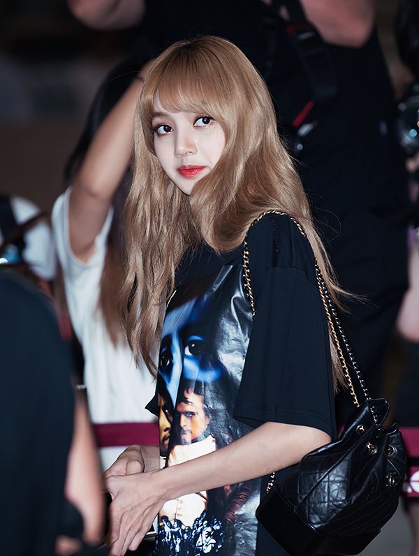 lisaoldprints's tweet photo. Living doll
 #리사 #LISA https://t.co/cqgzUSarcV