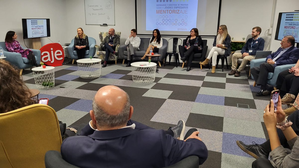 🗣️ "El verdadero factor diferencial para hacer comunidad y posicionarnos está y va a estar en el #talento", afirma <a href="/martagaston/">Marta Gastón</a>. Apunta la importancia de "compartir y tejer redes" para "seguir creciendo de forma inteligente".

#MentorizAJE <a href="/ajezaragoza/">AJE Zaragoza</a> <a href="/Inaempleo/">Inaem</a> <a href="/Eguindav/">Elena Guinda</a>